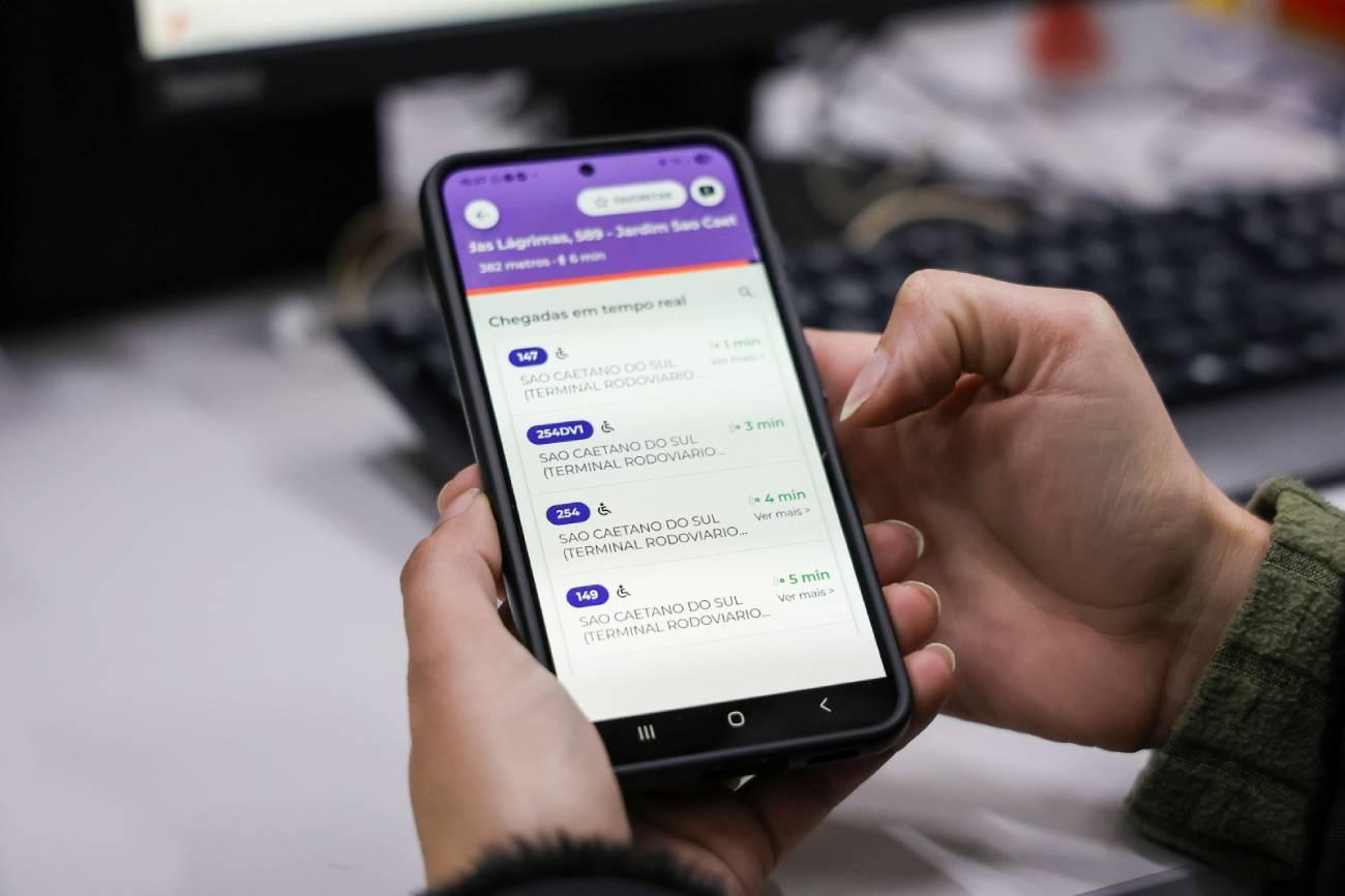 Aplicativos auxiliam passageiros de São Caetano com itinerários e horários dos ônibus municipais