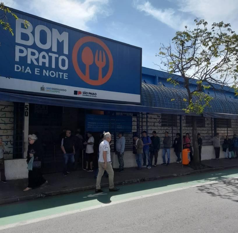 Bom Prato de São Bernardo recebe ação do 'Agosto Lilás' sobre combate à violência contra a mulher