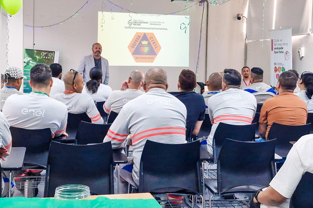 Defesa Civil de São Caetano do Sul reforça parceria com a ENEL em palestra na concessionária de energia