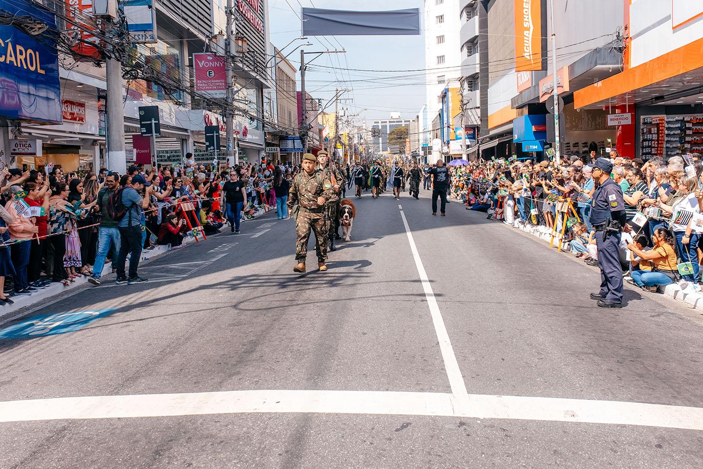 Desfile Cívico-Militar de 472 anos de São Bernardo reúne grande público à Rua Marechal e exalta cidadania
