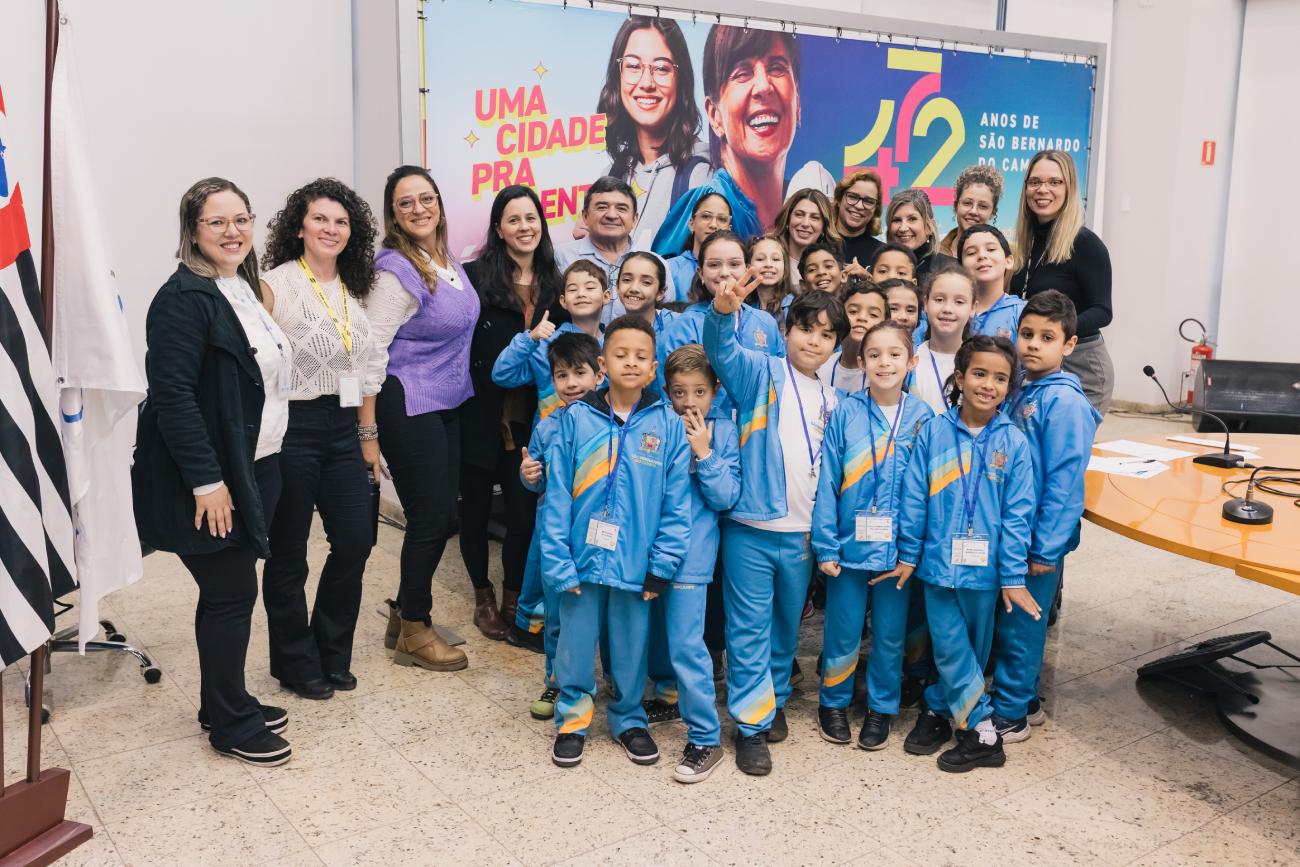 Estudantes da rede municipal de São Bernardo fazem 'tour' pela Câmara, são recebidos pela prefeita e até apresentam demandas