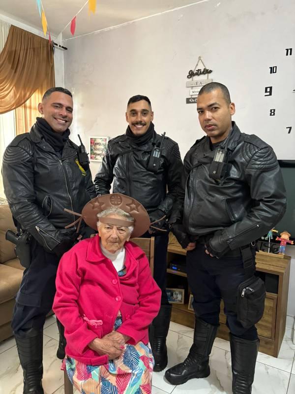 GCM de São Bernardo faz visita surpresa para aniversariante de 91 anos