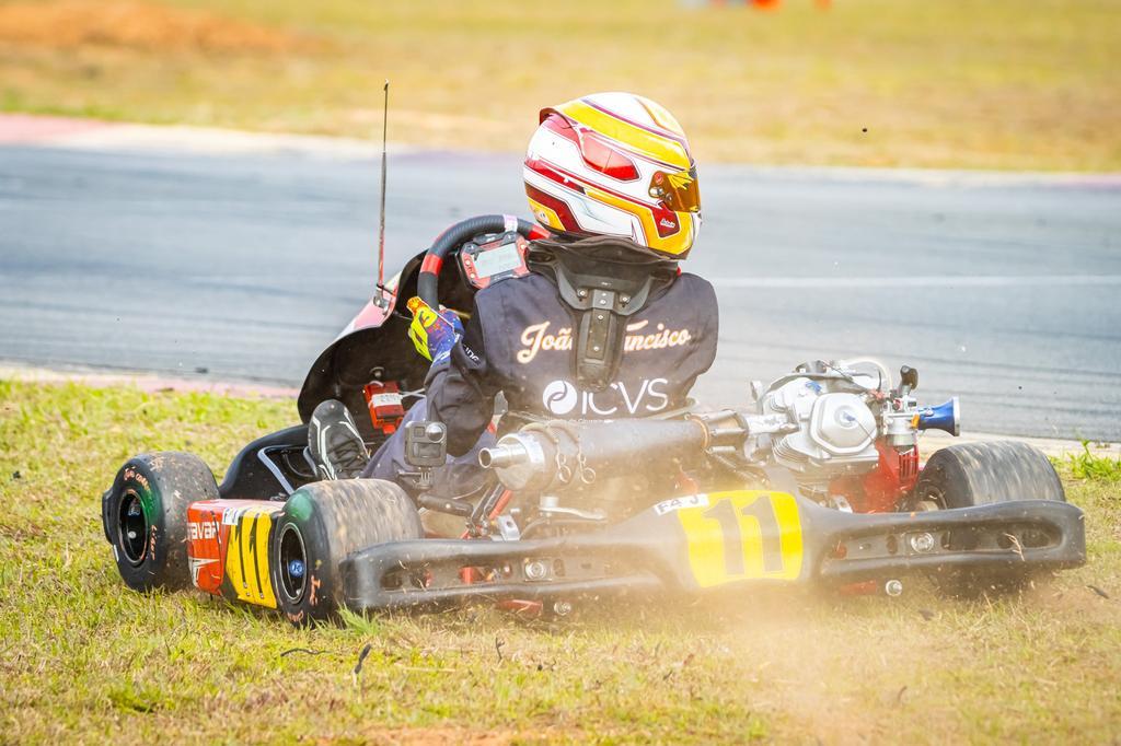 João Francisco faz provas de recuperação e óleo na pista tira chance de pódio no Paulista Light