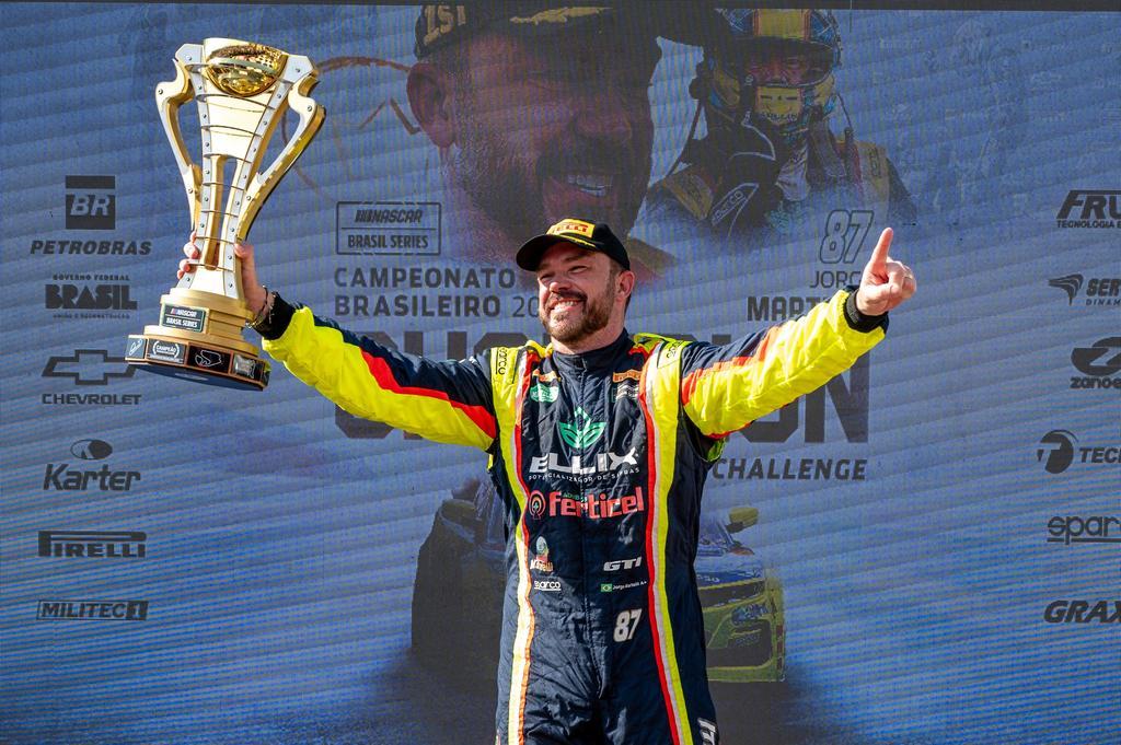 Jorge Martelli recebe troféu de campeão da Challenge em premiação no Velocitta