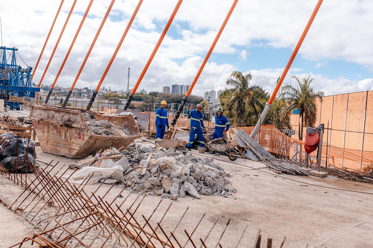 Ligação de aduelas do Viaduto Estaiado Robert Kennedy é concluída em visita técnica, e obra finaliza primeira fase