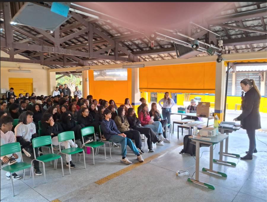 Palestra do Sebrae-SP promove reflexão sobre mudanças e escolhas profissionais em escola estadual de Diadema