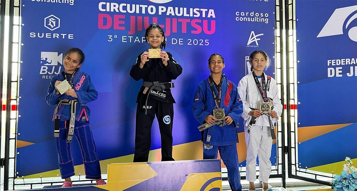 Rebeca Bem-Te-Vi, atleta de São Bernardo, é pentacampeã do Circuito Paulista de Jiu-Jítsu
