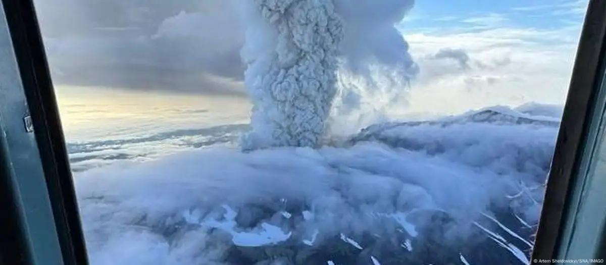 Vulcão entra em erupção na Rússia após 500 anos adormecido