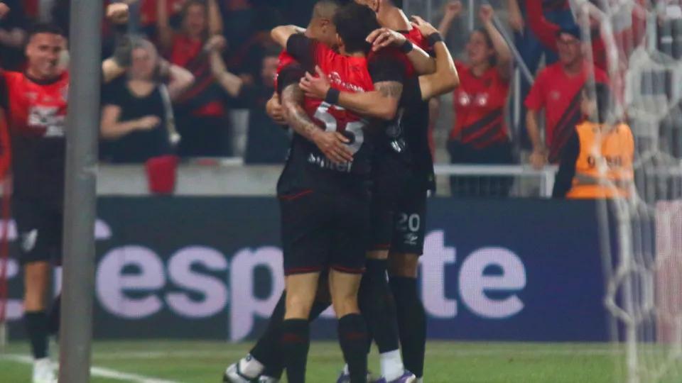 Athletico-PR e Cuiabá miram G-4 na Série B, enquanto quatro clubes lutam contra o rebaixamento