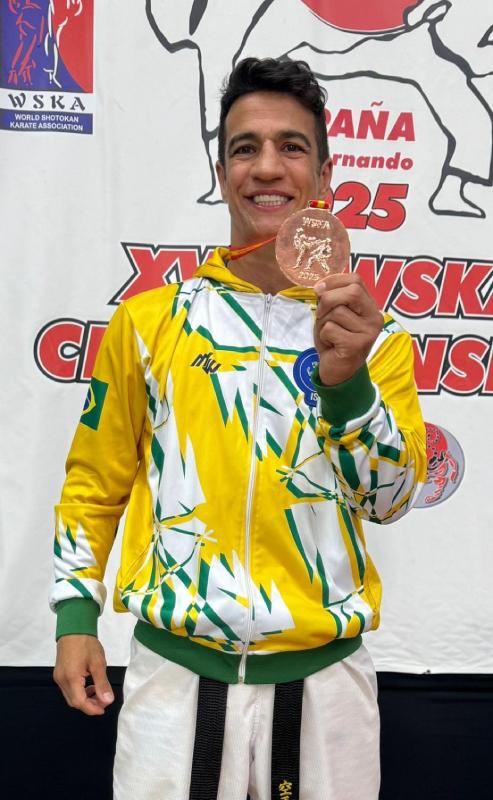 Carateca santista é bronze por equipes no Mundial Shotokan na Espanha