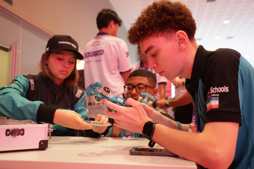 Cinco equipes com metade de garotos e outra de garotas representarão o Brasil a partir desse sábado (27) em Singapura.