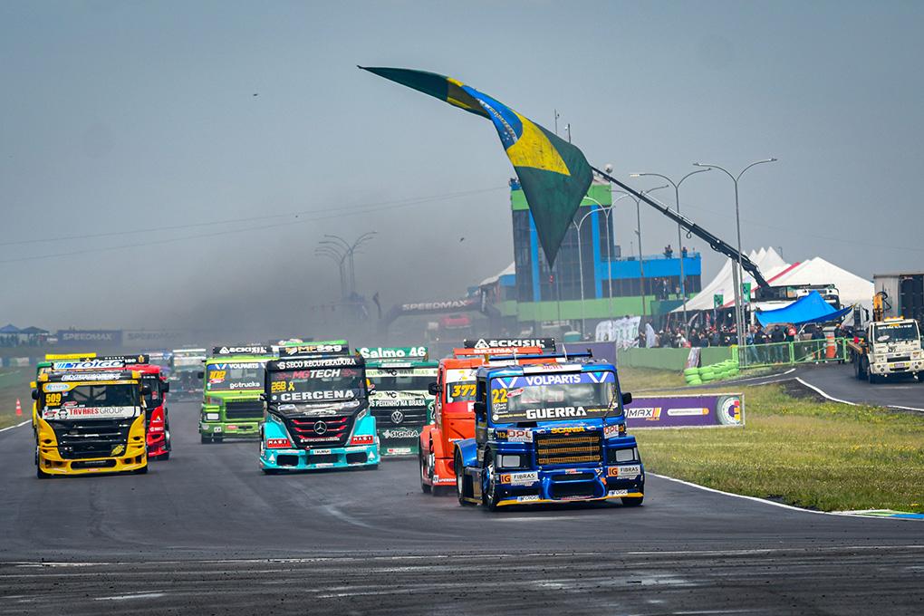 Com emoções, Fórmula Truck tem vitória de Diego Collet na categoria F-Truck