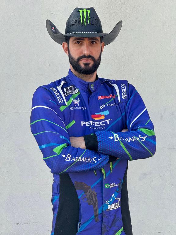 De volta ao automobilismo, fenômeno do drift, João Barion estreia na NASCAR Brasil