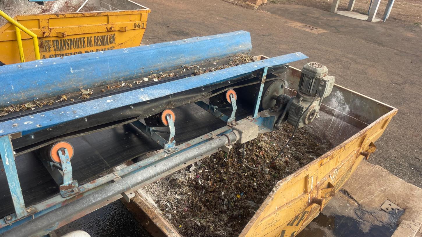 Dmae retira quase 800 toneladas de lixo do gradeamento da ETE Uberabinha