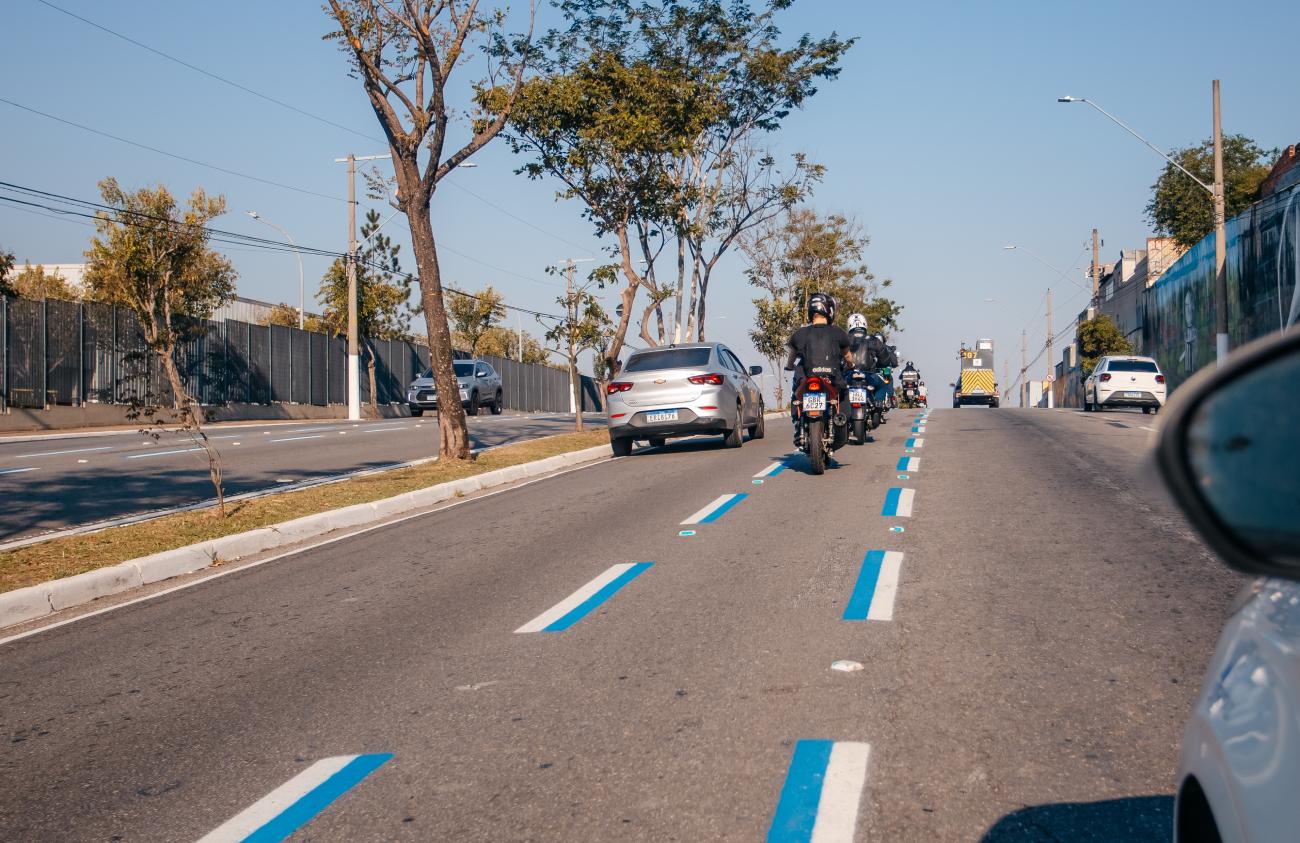 Faixa Azul da Av. 31 de Março recebe aprovação dos motociclistas e reforça segurança viária em São Bernardo