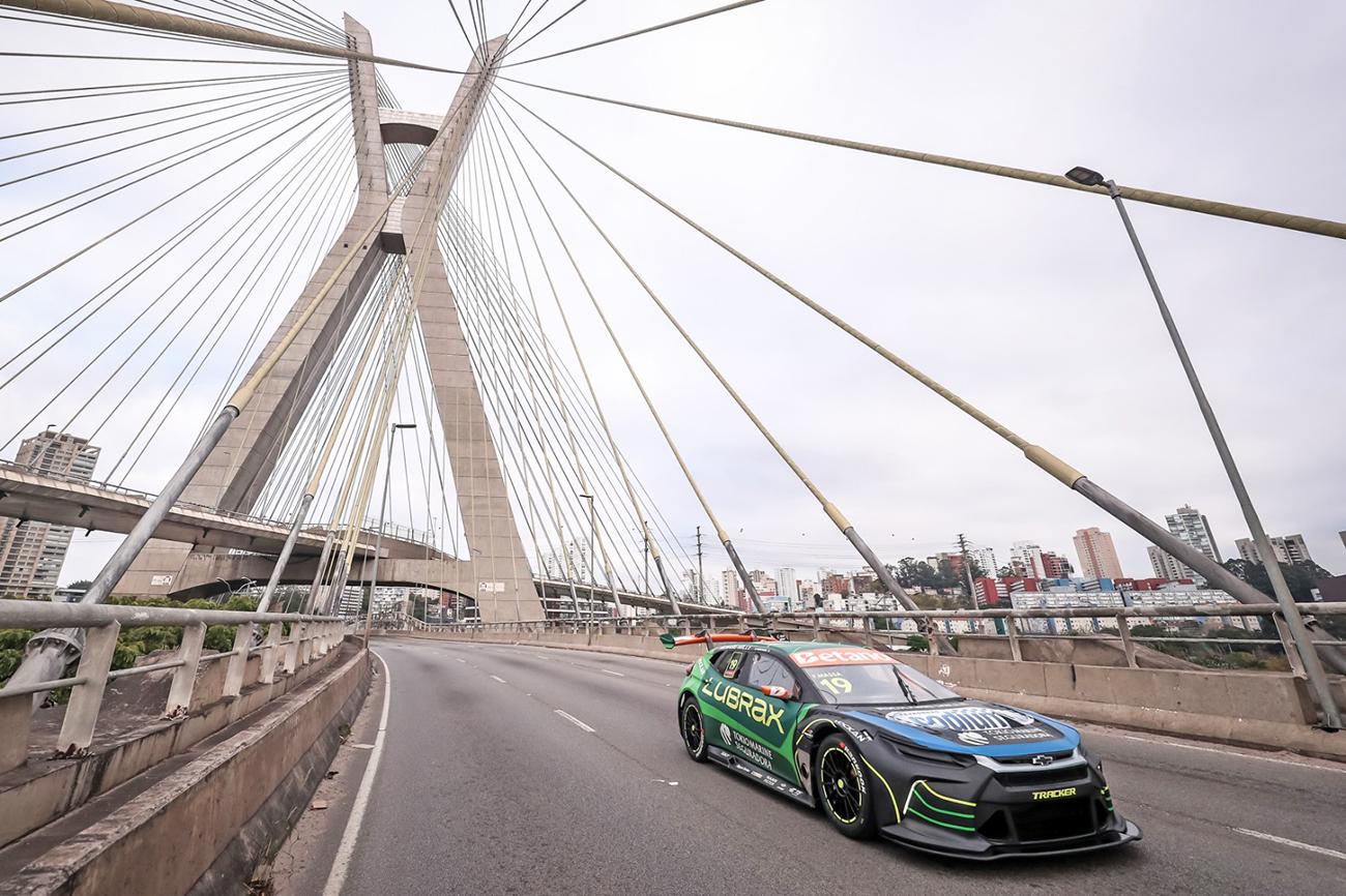 Felipe Massa pilota carro da Stock Car nas ruas de São Paulo