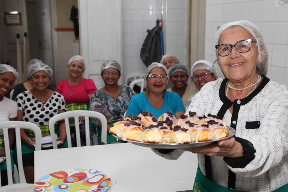 Fundo Social de Santos abre 44 vagas para cursos gratuitos de maquiagem, padaria e artesanato