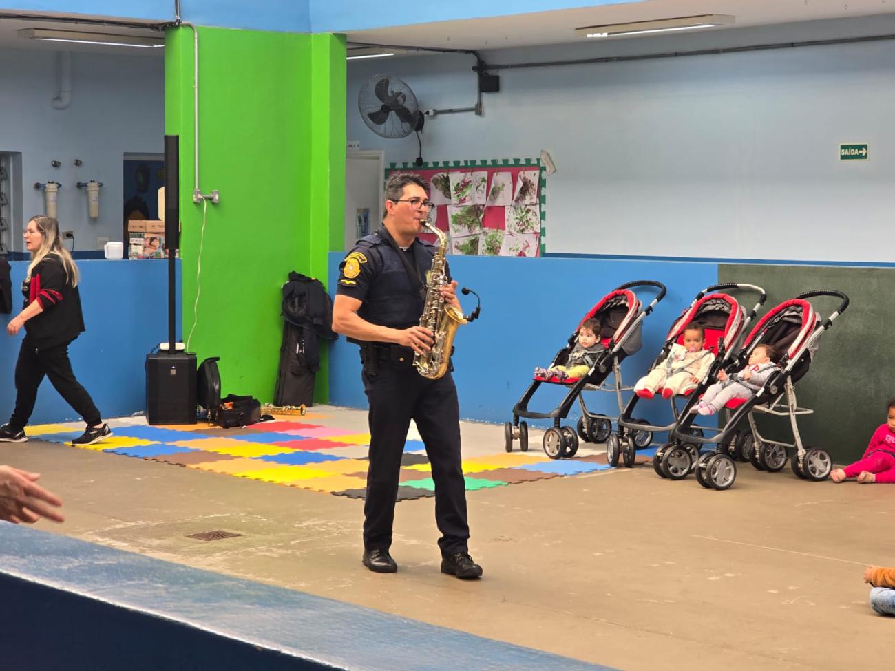 GCM de São Bernardo inspira crianças com música e fortalece vínculo com a comunidade escolar