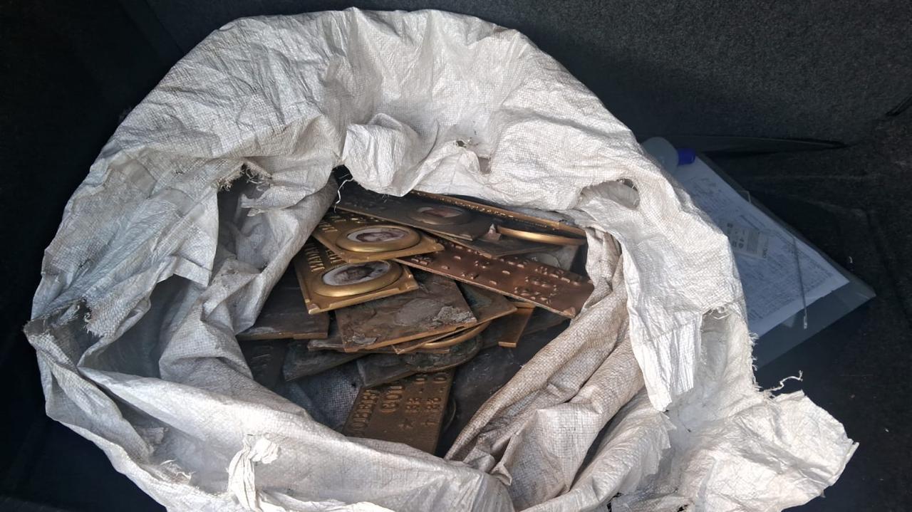 GCM de São Bernardo prende mulher em flagrante por furto de placas de jazigos no Cemitério da Paulicéia