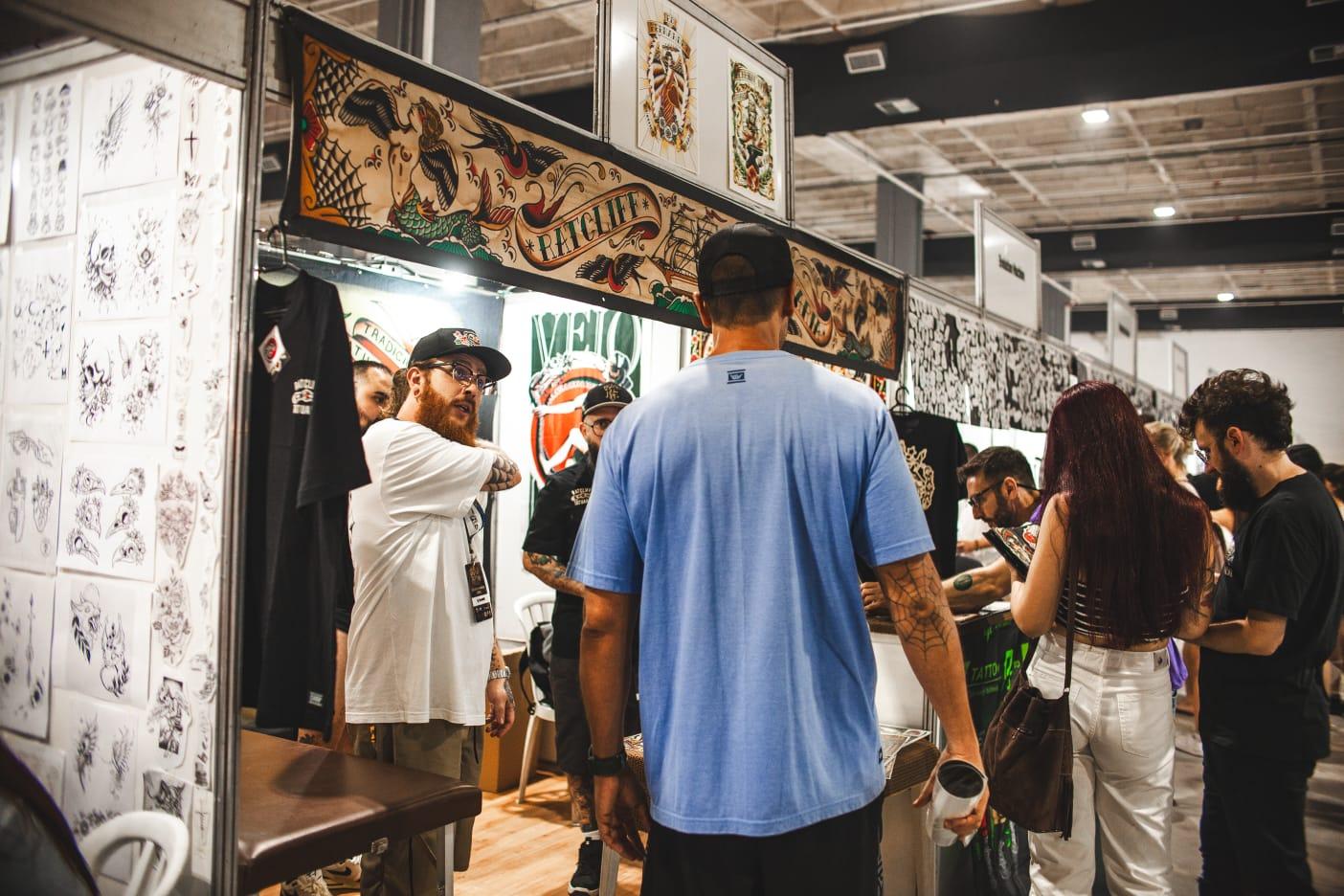 mais de 300 artistas da tatuagem, artistas plásticos e piercers vindos de diferentes partes do Brasil