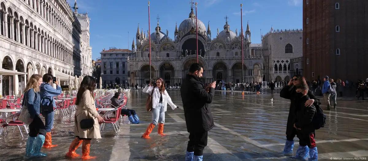 Polícia de Veneza multa crianças por jogarem bola em praça