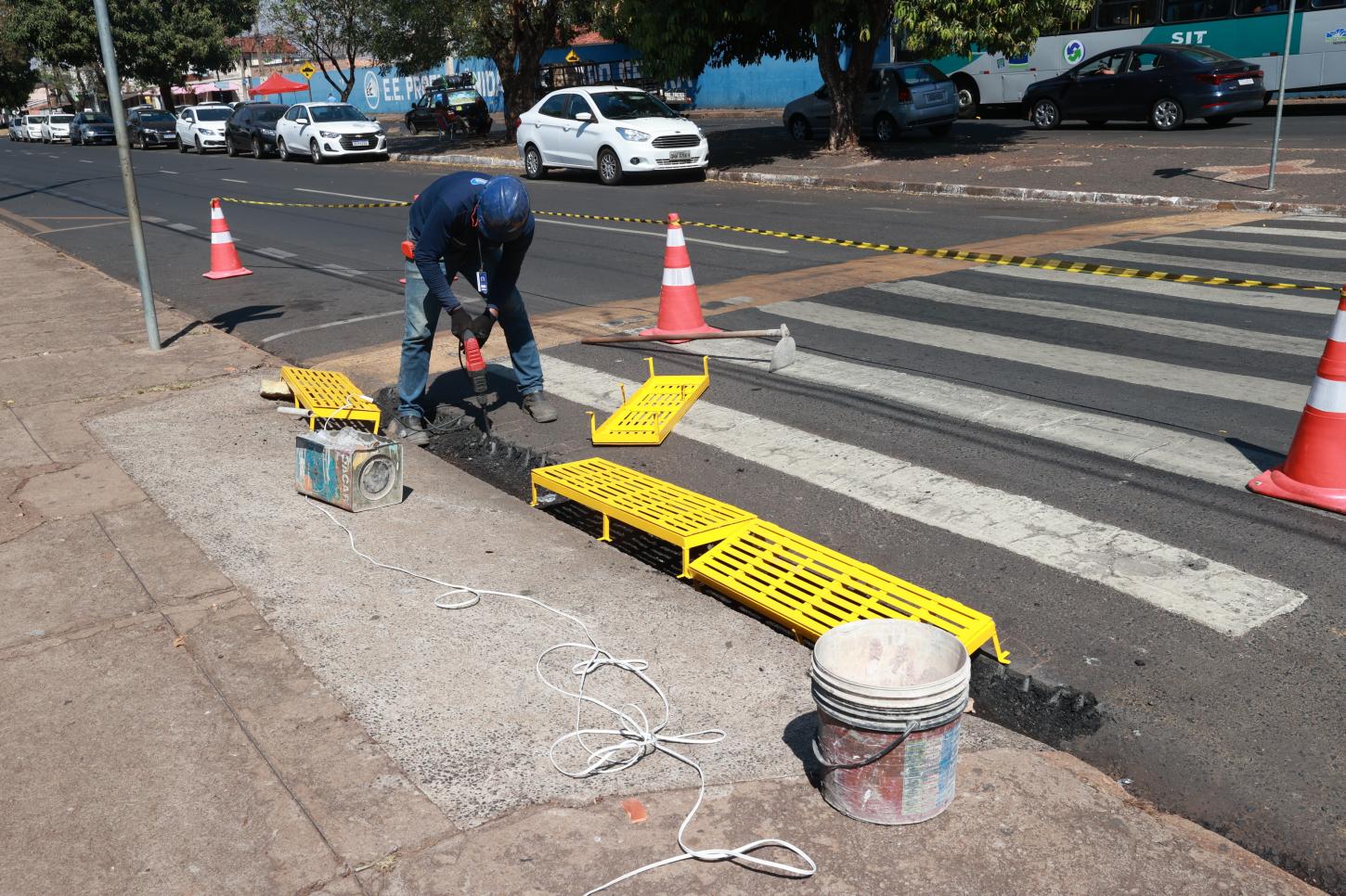 Prefeitura inicia instalação de grelhas em travessias elevadas e rampas de acessibilidade para melhoria da mobilidade e captação de água pluvial 