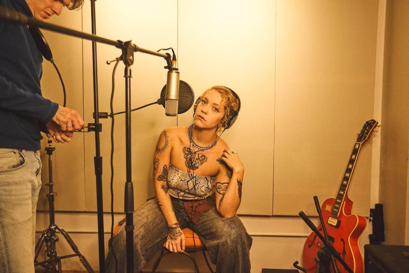 Adriana Santhi apresenta show de lançamento do EP Pouso no CCS Movimento, no Rio de Janeiro