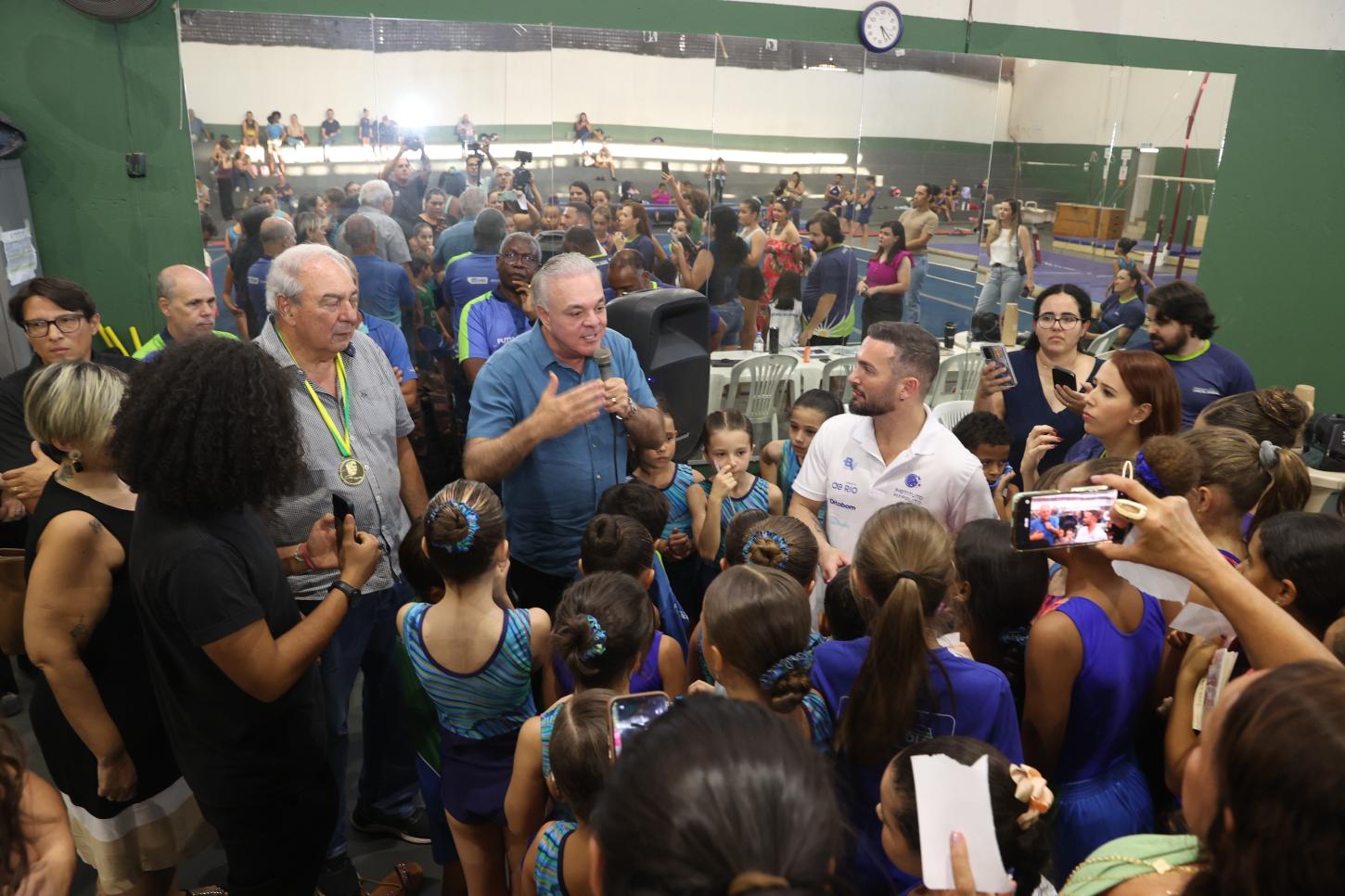 Alunos de escolinha da Prefeitura participam de atividades com o ex-ginasta e medalhista olímpico e mundial Diego Hypólito