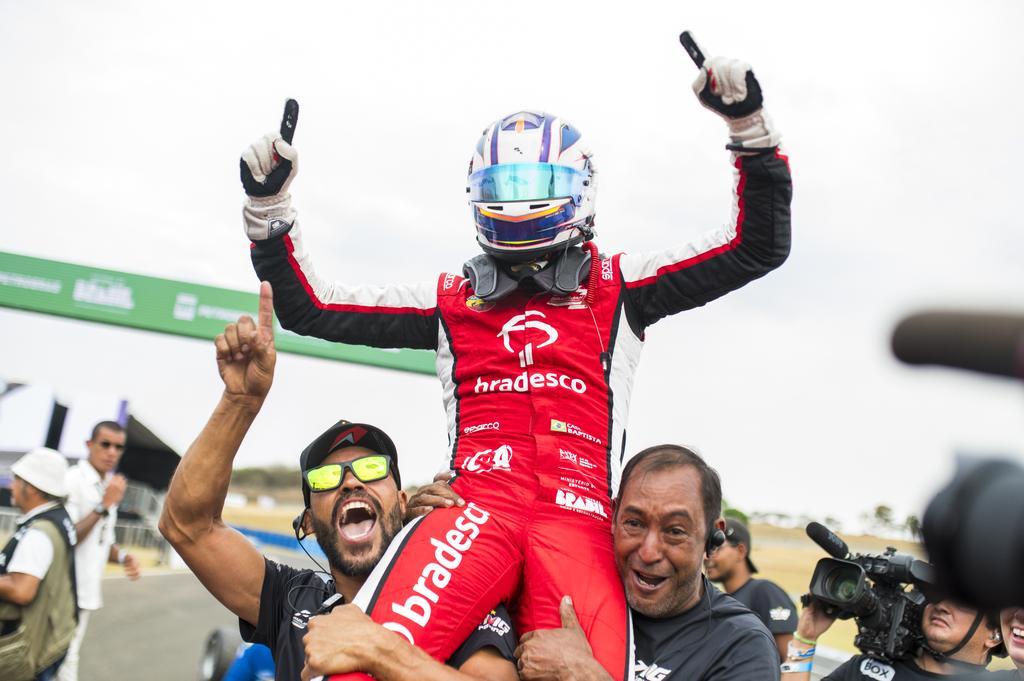 Cadi Baptista vence pela primeira vez na F4 Brasil