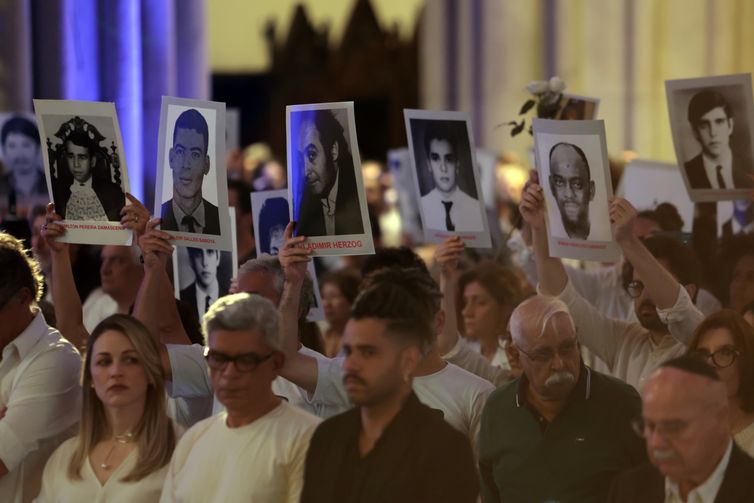 Catedral da Sé lotada rememora os 50 anos do assassinato de Herzog
