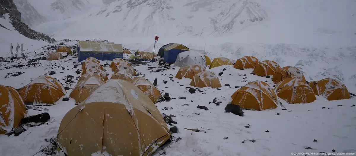 Centenas de alpinistas ficam presos no Everest após nevasca
