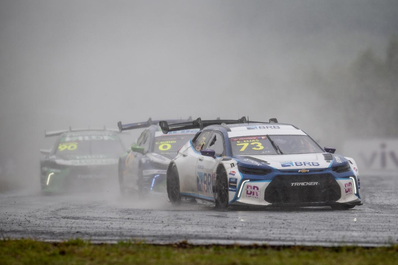 Com estratégia acertada, Enzo Elias escala o pelotão e se mantém no top-5 da Stock Car
