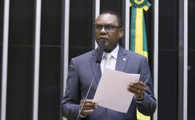 Comissão aprova criação de programa nacional contra o etarismo