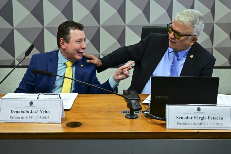 Comissão aprova fim de cobrança de taxa para taxistas