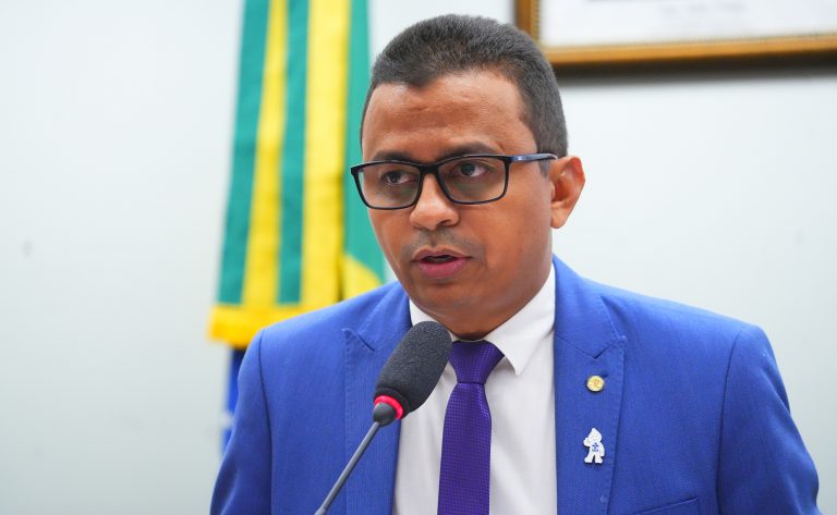 Comissão aprova garantia de atendimento acessível às pessoas surdas na administração pública