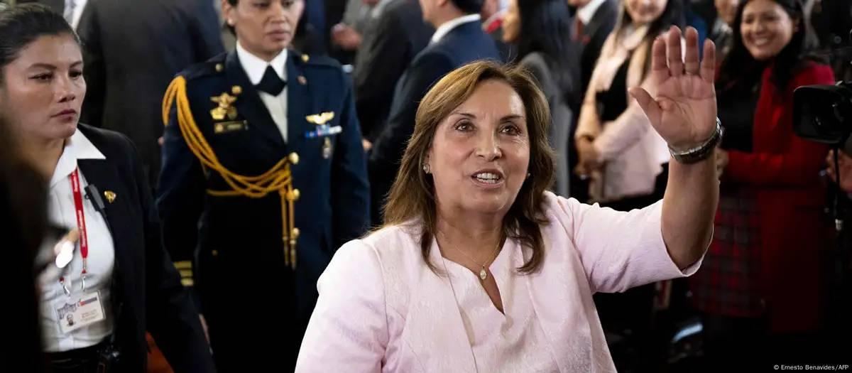 Congresso no Peru derruba presidente, e interino assume