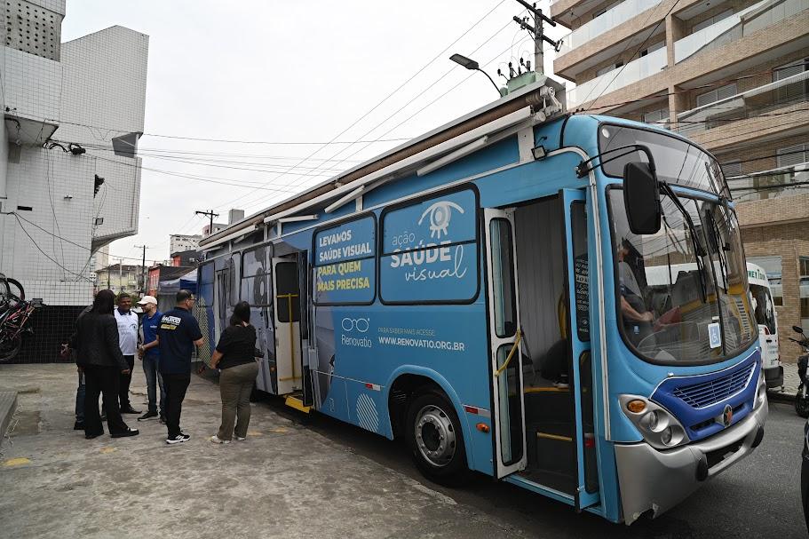 Consultório oftalmológico sobre rodas faz mutirão para atender 200 pacientes em Santos