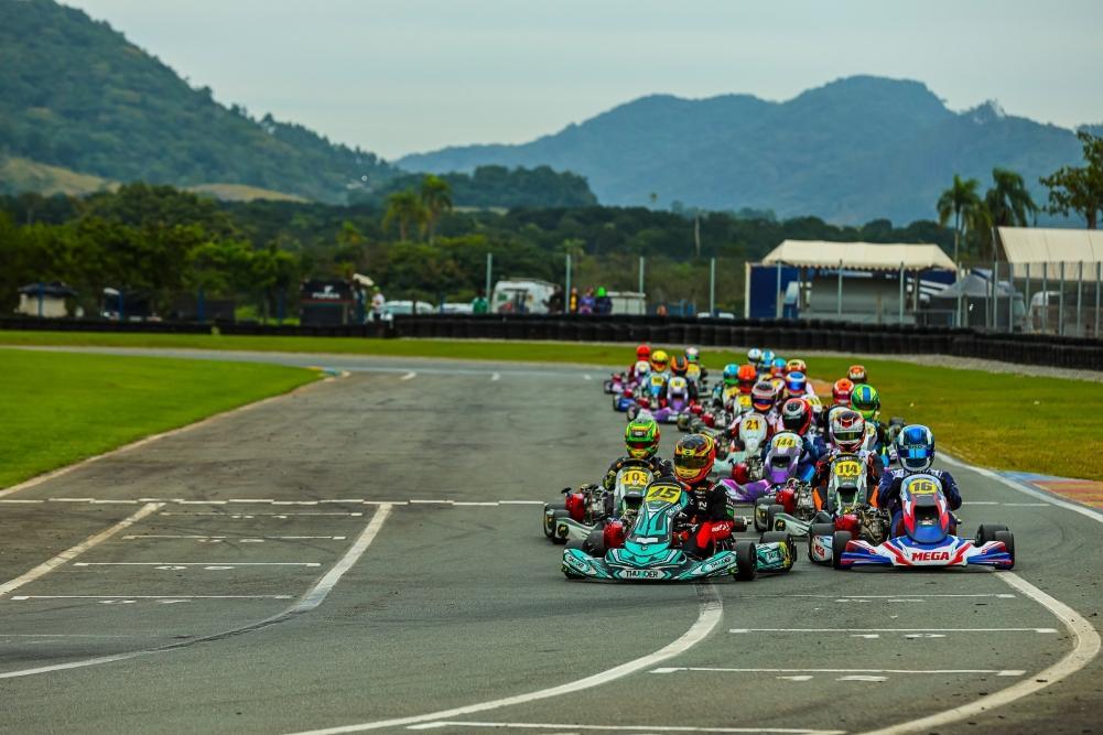 Copa Beto Carrero de Kart passa de 400 inscritos para a rodada decisiva e sorteará dois chassis entre os campeões