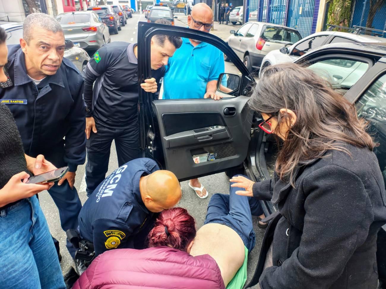 Em São Bernardo, GCM salva idoso após acidente causado por mal súbito no Rudge Ramos