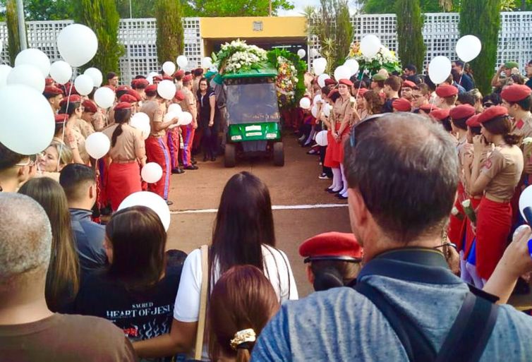 Enterro de jovem esfaqueado no DF é marcado por pedido de justiça