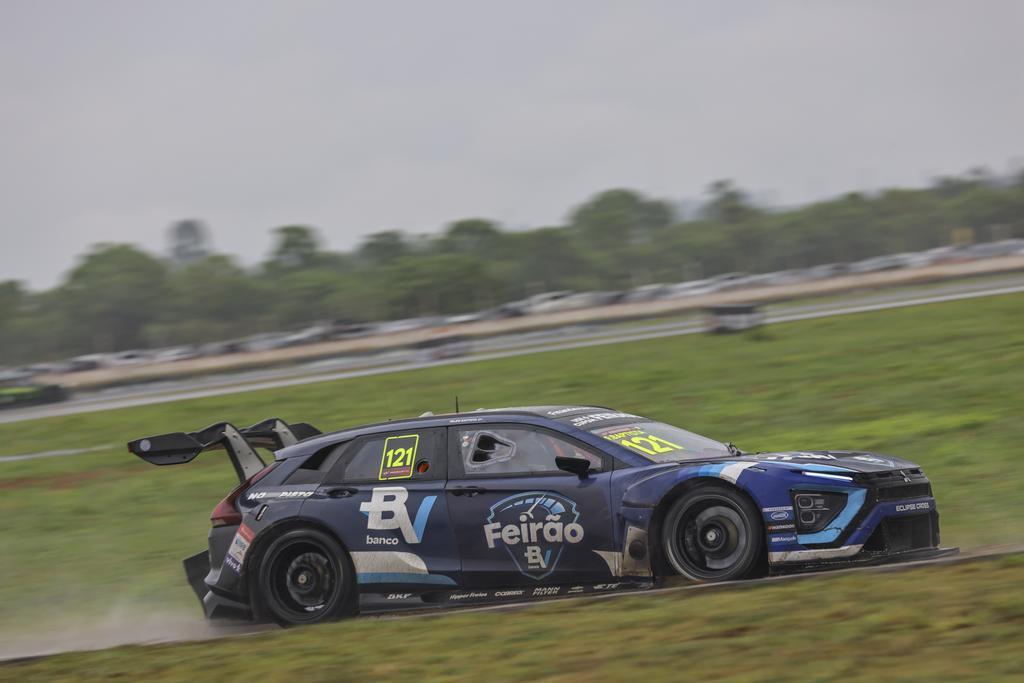 Felipe Baptista chega a disputar o top-10 da Corrida Principal, mas chuva forte muda os rumos da prova
