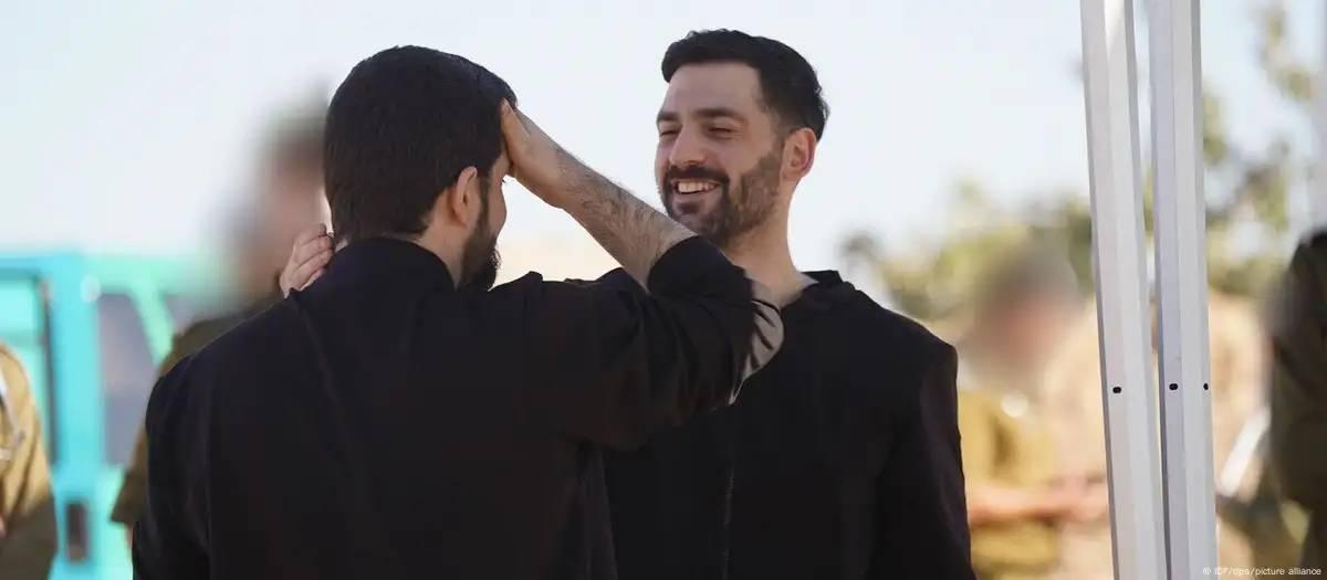 Gêmeos alemães que eram reféns do Hamas se reencontram