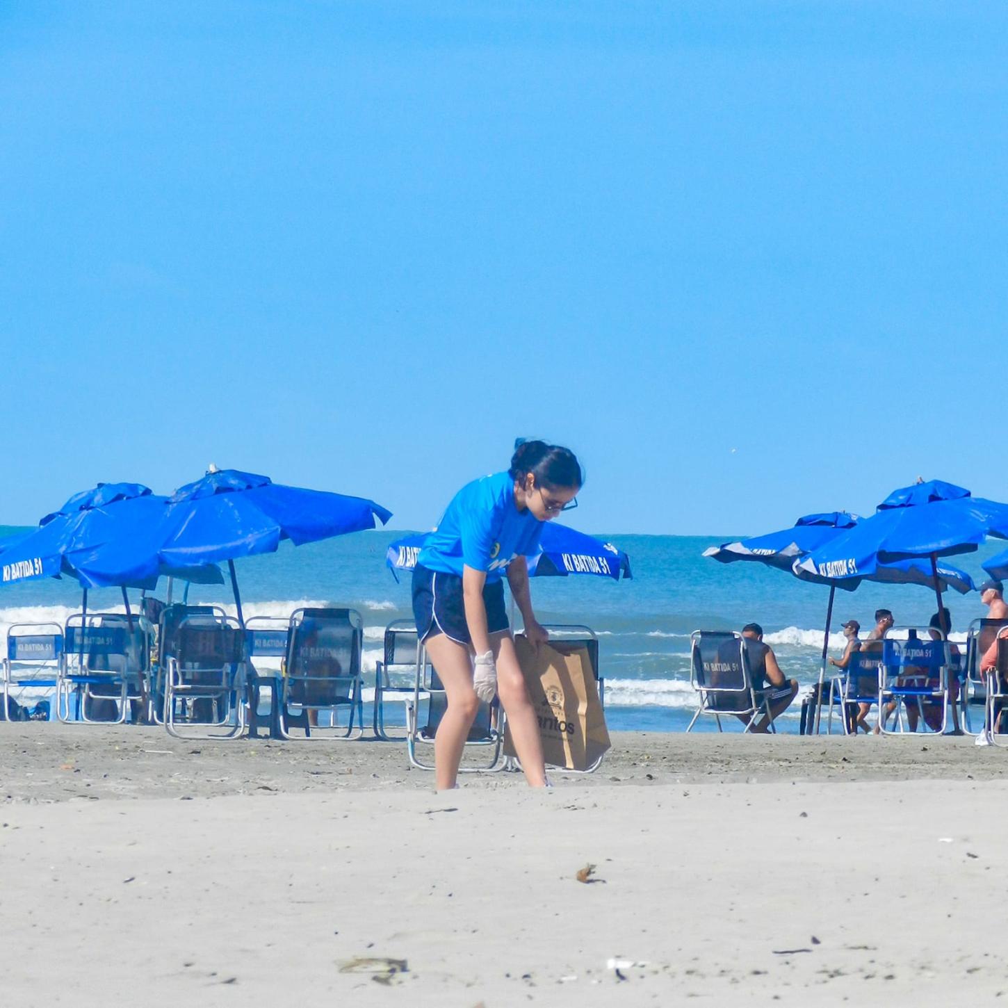 Instituto Mar Azul inicia etapa do Projeto de 2025 de Monitoramento de Microlixo na Praia de Santos
