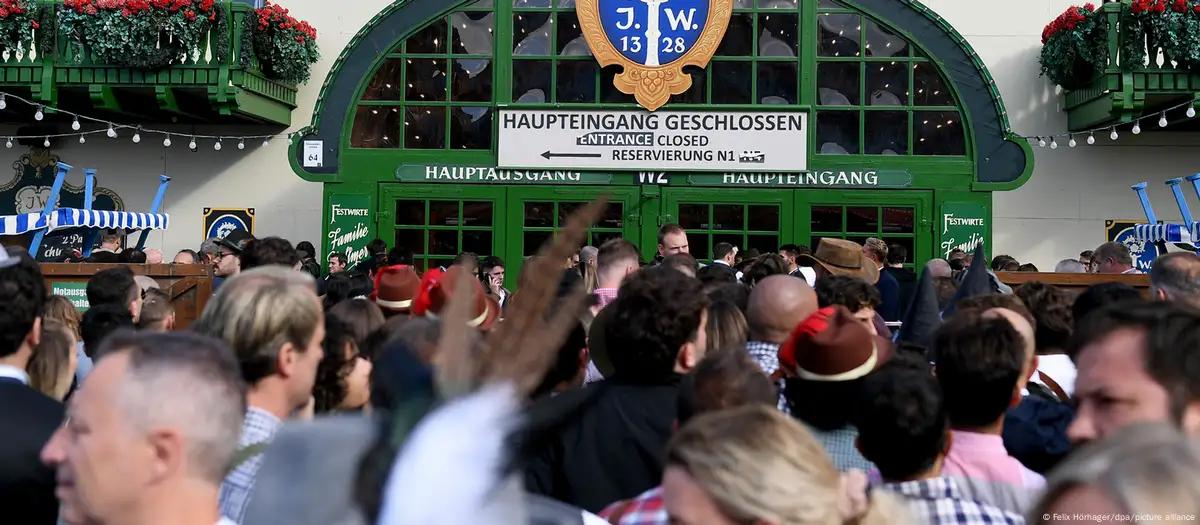 Oktoberfest reabre após temor de bomba ser descartado