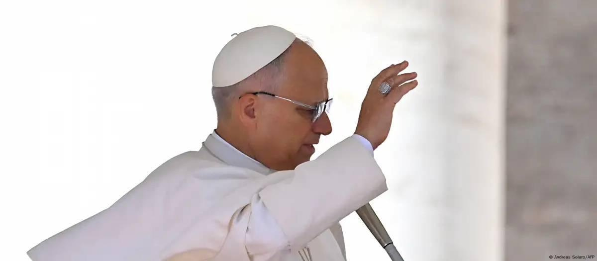 Papa pede acolhida a migrantes e critica 