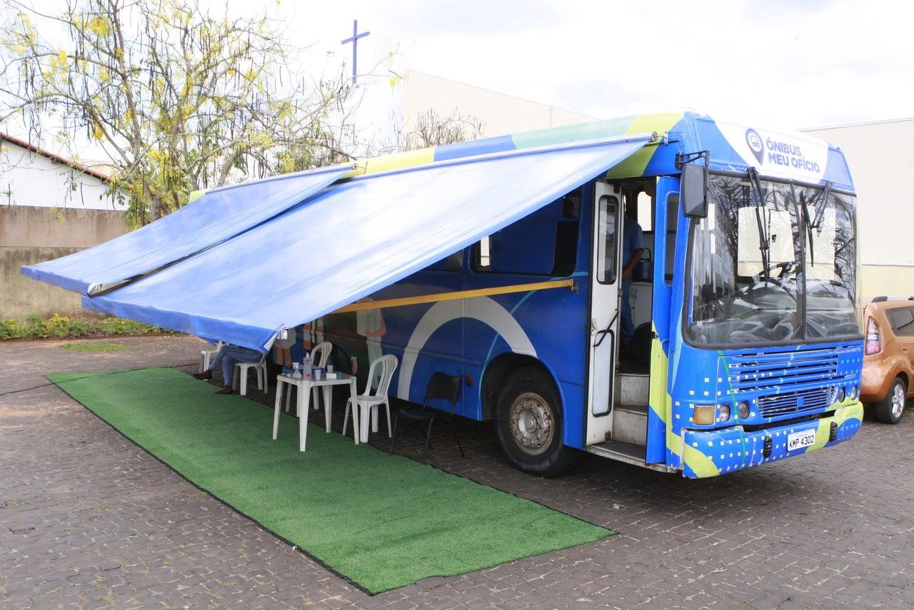 Prefeitura leva capacitações gratuitas do ‘Ônibus Meu Ofício’ para o bairro Pequis