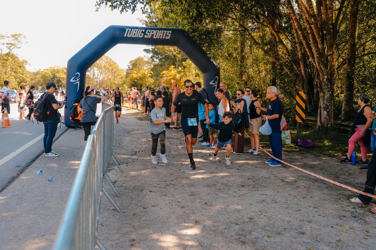 Prova de triatlo no Riacho Grande, em São Bernardo, reúne mais de 3 mil participantes neste domingo