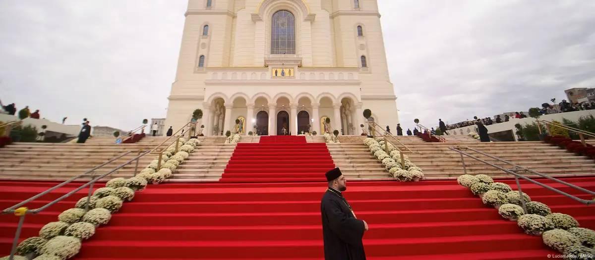 Romênia inaugura maior igreja ortodoxa do mundo