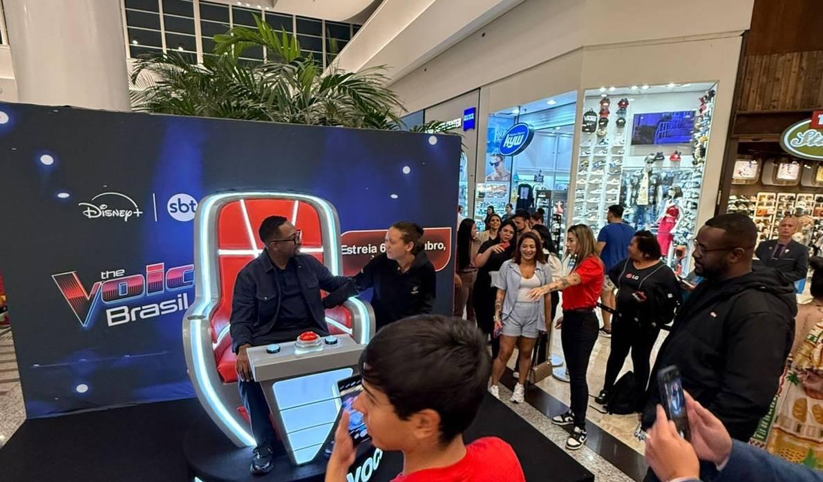 SBT leva cadeira do The Voice Brasil ao Shopping Center Norte e atrai fãs para meet & greet especial com Mumuzinho