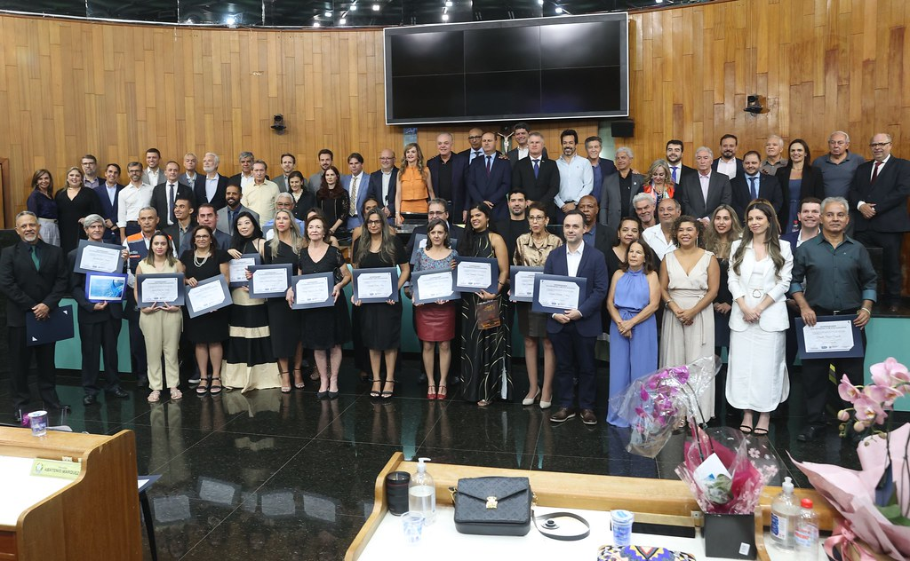 Servidores municipais são homenageados em sessão solene